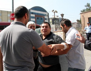 Bursa'da yasayan diyaliz hastasi Ahiska Turku Aziz Turanof, evraklari eksik oldugu gerekcesiyle sinir disi ediliyor. Rusya'da kimsesinin bulunmadigini dile getiren Turanof, Ben Turkum diyaliz hastasiyim, beni sinir disi yapacaklar. Beni olume gonderiyorlar. dedi. Babasi Gafur Turanof ise 2 milyon Suriyeli kucak acan Turkiye'nin olunu bile bile olume gonderdigini ifade etti.