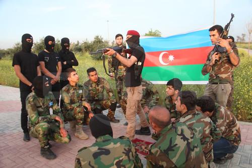 Irak'in Kerkuk sehrinde toplanan bir grup Turkmen milis, Azerbaycan'daki soydaslarinin Karabag'da bazi tepeleri geri almasini kutladi. Turkmeneli Partisi onunde toplanan silahli ve yuzler maskeli gencler, Azerbaycan ve Turkmeneli bayraklarini acti ve 'Karabag geliyoruz' diye sloganlar atti.
